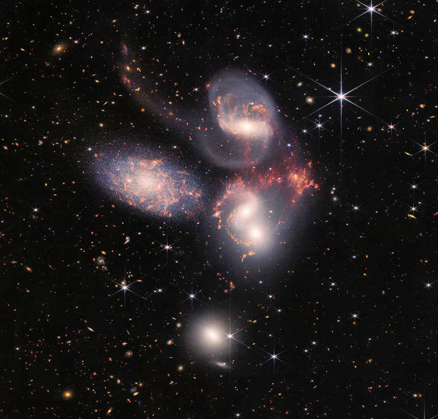 제임스 웹으로 관측한 슈테판의 오중주 은하. 가장 왼쪽에서 선명하게 보이는 은하가 훨씬 가까운 거리에 있다. 반면 더 멀리 떨어진 은하들은 흐릿하고 어둡게 보인다. 사진=NASA