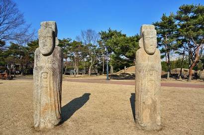 야외전시장에는 고분과 불교미술 등이 전시돼 있다. 정읍 무성리에서 발견된 석불입상과 부안 석장승, 문인석 등도 보인다. 사진=구완회 제공