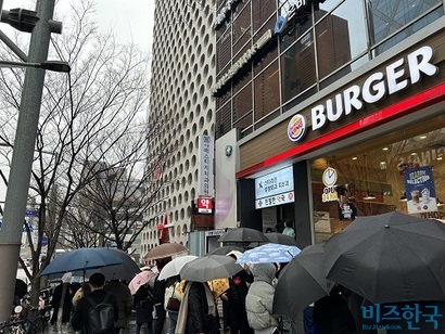 14일 공식 오픈한 신논현역 인근 팀홀튼 매장. 공식 개장한 오전 10시 무렵 옆 건물까지 인파가 몰렸다. 사진=강은경 기자