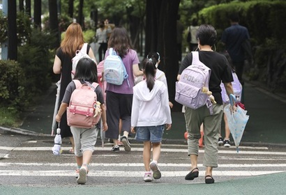 육아를 위해 등하원 도우미, 입주 도우미를 고용하는 맞벌이 가정이 상당수지만, 도우미 비용은 소득공제를 받지 못해 불만이 커지고 있다. 사진=박정훈 기자