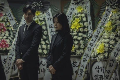 윤서하는 작은아버지의 선산을 물려받기 위해 장례식에 상주로 참여하지만, 이내 선산으로 인해 기이한 일들을 겪게 된다. ‘선산’의 윤서하는 ‘지옥’ ‘정이’와 달리 양면적이다 못해 찌질한 김현주의 모습을 보여준다. ‘더 글로리’ ‘남남’으로 남다른 연기력을 보인 박성훈도 특별출연해 깊은 인상을 남긴다. 사진=넷플릭스 제공