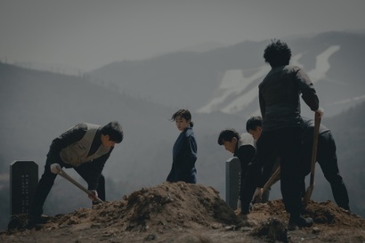 몰입도와 별개로, 다소 단순한 인물 캐릭터와 후반부 배치된 반전은 높아진 대중의 눈높이를 만족시키는 데 다소 아쉬움을 남길 듯하다. 엔딩에서 윤서하가 남기는 대사에 얼마나 공감할지도 의문. 사진=넷플릭스 제공