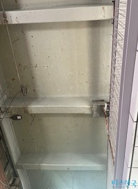 누수 문제가 있어 보이는 3층 보와 슬래브. 사진=양휴창 기자