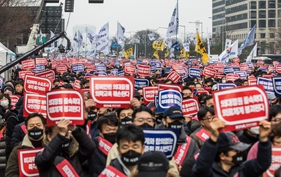 정부의 의대 증원 강행과 필수의료 정책 패키지에 반발한 전국 의사들이 3일 오후 서울 영등포구 여의대로에서 전국의사총궐기대회를 열고 정부를 규탄하고 있다. 사진=최준필 기자