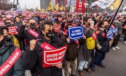 정부의 의대증원 강행과 필수의료 정책 패키지에 반발한 전국 의사들이 3일 오후 서울 영등포구 여의대로에서 전국의사 총궐기대회를 열고 정부정책을 규탄하고 있다. 사진=최준필 기자