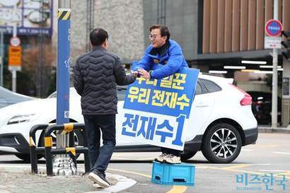 부산 지역에서 민주당 후보로 유일하게 당선된 전재수 의원(사진)은 산업은행 본점 이전에 찬성한다. 사진=박은숙 기자