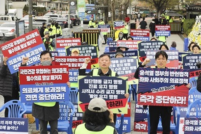 의정갈등이 장기화되면서 의료계 내부에서 이번에는 노조를 만들어야 한다는 목소리가 그 어느 때보다 높다.  3일 오후 서울 용산구 대통령실 앞 전쟁기념관 광장에서 경기도의사회가 주최한 ‘의대 정원 증원 반대 제21차 수요 반차 휴진 집회’ 모습. 사진=박정훈 기자