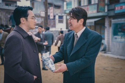 세계 최빈국 중 하나였던 가난한 대한민국을 잘 먹고 잘 사는 나라로 바꾸고 싶다는 욕망을 김산과 ‘먹고사니즘’을 중요시하는 삼식이 삼촌. 먹을 것으로 사람의 마음을 무너뜨리는 삼식이 삼촌의 존재는 가난했던 당시 시대상을 반영한다. 사진=디즈니플러스 제공