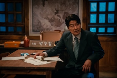삼식이 삼촌은 선악의 구분이 모호한, 정확히는 악역에 가까운 포지션의 인물이다. 그러나 자신의 식구들에겐 어떡하든 세끼를 책임지려는 부성에 가까운 책임감과 김산을 향한 묘한 브로맨스가 이 인물을 종잡을 수 없게 만든다. 사진=디즈니플러스 제공