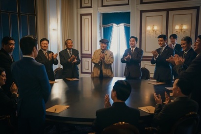 지금은 상상할 수 없을 만큼 가난했던 1950년대 말 대한민국. 국민들은 먹을 게 없어 가난하지만 그 시대에도 권력자들은 지금과 마찬가지로 자신의 이권에만 몰두하는 모습으로 묘한 공감을 산다. 사진=디즈니플러스 제공