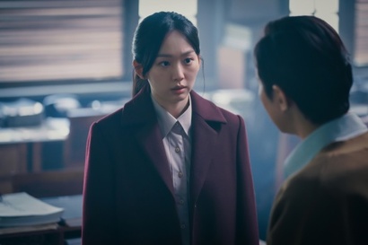혁신당 대선 후보 주인태의 딸이자 김산의 약혼녀로 등장한 주여진. 신문기자가 된 그는 여러 인물들이 얽힌 이 거대한 욕망의 굴레를 뒤쫓을 전망이다. 사진=디즈니플러스 제공