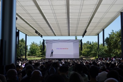 WWDC24에서 애플이 새로운 운영체제와 인공지능 플랫폼인 애플 인텔리전스를 공개했다. 애플 인텔리전스는 기기 내부의 뉴럴 엔진을 통해 데이터를 학습하고 맥락을 이해해 사용자 경험을 자연스럽고 직관적으로 만든다. 강력한 성능과 개인화된 서비스, 그리고 철저한 사생활 보호가 특징이다. 사진=최호섭 제공