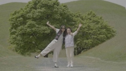 이효리가 엄마와 단둘이 떠난 첫 경주 여행. 요즘 세대는 사진을 찍으며 점프 등 각종 포즈를 취하는 것에 익숙하지만, 엄마는 생애 처음으로 사진을 찍으며 점프를 시도해 본다. 사진=JTBC 제공