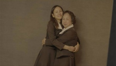 딸은 자꾸 웃으라고 하며 사진을 많이 찍고 싶어하지만, 마음 속엔 소녀가 있지만 겉은 늙어버린 엄마는 사진 속 늙은 내 모습이 마음에 들지 않는다. 사진=JTBC 제공