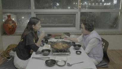딸은 지나간 과거도 툭툭 이야기하며 이 시간을 진정성 있게 보내고 싶은데, 정작 엄마는 좋은 이야기만 하자며 과거의 이야기를 회피한다. 사진=JTBC 제공