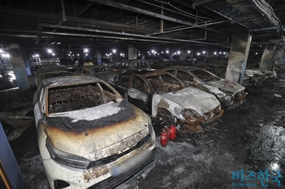 인천 서구 청라동 아파트 지하주차장에 주차된 전기차에서 지난 1일 오전 화재가 발생해 큰 피해를 남겼다. 사진=박정훈 기자