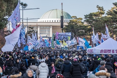 지난 7일 국회 앞 윤석열 대통령 퇴진 집회에서 통신 지연 사례가 반복되며 시민들이 불편을 호소했다. 서울 여의도 국회 앞에서 열린 집회 현장. 사진=최준필 기자