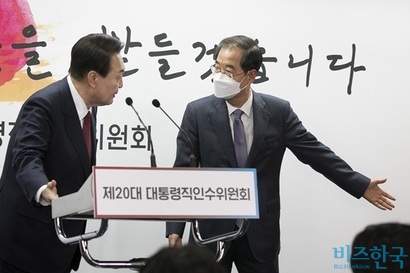 2022년 4월 3일 윤석열 당시 대통령 당선인(왼)이 대통령직인수위원회 기자회견장에서 신임 국무총리로 한덕수 총리(오)를 지명 발표했다. 사진=인수위사진기자단