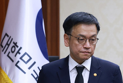 최상목 대통령 권한대행 부총리 겸 기획재정부 장관이 2일 정부서울청사에서 열린 확대관계장관회의에 입장하고 있다. 사진=연합뉴스