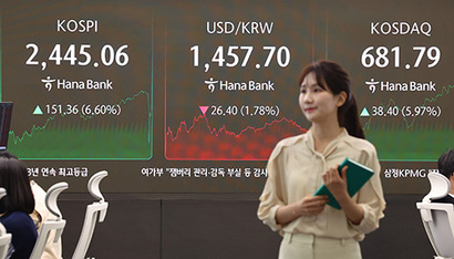 도널드 트럼프 미국 대통령이 각국에 부과한 상호관세 적용을 유예한다고 밝힌 10일 서울 중구 하나은행 본점 딜링룸 현황판에 코스피, 원·달러 환율, 코스닥 지수가 표시돼 있다. 사진=연합뉴스
