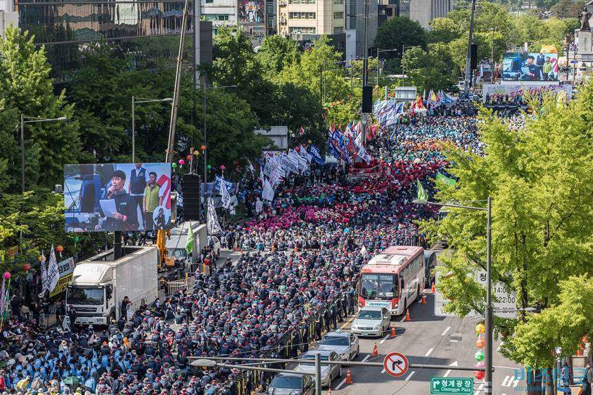 산재보험 급여 지급 규모와 수급자 수 증가는 제도적 요인과 연관이 크다. 사진은 지난 2024년 5월 1일 민주노총 조합원들이 광화문을 행진하는 모습. 사진=최준필 기자