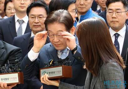 대법원이 이재명 더불어민주당 대선 후보의 선거법 위반 사건 상고심에서 파기환송을 판결했다. 사진은 지난 3월 26일 2심 무죄 선고 직후의 이재명 후보. 사진=사진공동취재단