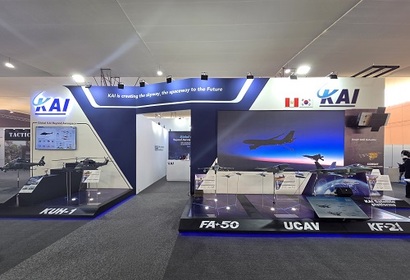 한국항공우주산업(KAI)의 KF-21이 페루 차기 전투기 도입 사업에 추가 후보 기종으로 참여할지 관심이 쏠리고 있다. 사진은 페루 통합방산 전시회 SITDEF 2025에 마련된 KAI 부스. 사진=KAI 제공