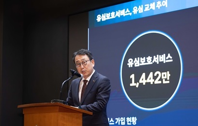 정부가 행정지도를 내린 지 하루 만에 SK텔레콤이 신규 가입 중단 등을 포함한 추가 대책을 발표했다. 2일 서울 중구 SK T타워에서 열린 기자설명회에서 발언하는 유영상 대표. 사진=SK텔레콤 제공