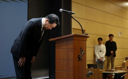 최태원 SK그룹 회장이 5월 7일 SK텔레콤의 해킹 사고와 관련해 대국민 사과 후 인사하는 모습. 사진=박정훈 기자