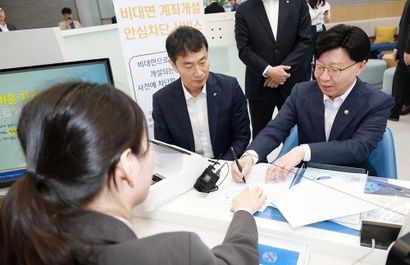 이복현 금융감독원장(왼쪽)과 김소영 금융위원회 부위원장이 3월 12일 신한은행 본점을 찾아 비대면 계좌개설 안심차단 서비스 가입 절차에 대해 설명을 듣는 모습. 사진=금융위원회