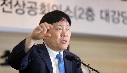 [단독] 문보국 에어프레미아 전 대표, 모회사 AP홀딩스도 떠나…김정규 회장 체제로