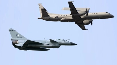 J-10C 전투기와 SAAB 2000 조기경보기의 합동비행 상상도. 사진=raddit
