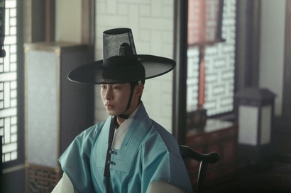 민상단에 입성한 홍랑에게도 계획이 있어 보인다. 특히 그의 관심사 중 하나는 아동 연쇄 실종 사건과 그에 얽힌 설인, 그리고 화공이란 존재. 사진=넷플릭스 제공