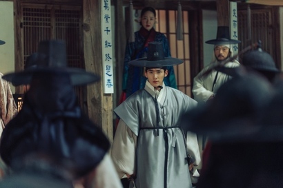 어린 홍랑 대신 심열국의 양자로 들어온 심무진. 대행수를 맡을 만큼 실력을 인정받지만 홍랑이 돌아오며 입지가 흔들리고, 아끼던 누이 재이의 시선 또한 홍랑에게로 향하는 걸 보며 괴로워한다. 사진=넷플릭스 제공