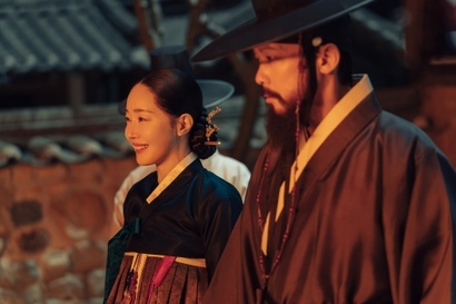 민상단의 안주인이자 실질적 소유주인 민연의, 그리고 그의 남편이자 민상단의 대방인 심열국. 부부 사이지만 적과도 같은 이들의 권력 다툼은 무엇을 향한 것인가. 사진=넷플릭스 제공
