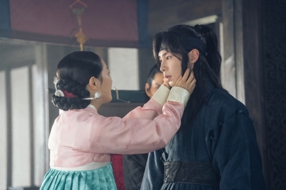 12년 전 실종된 조선 최대 상단 민상단의 아들 홍랑. 숱한 가짜 홍랑에 이어 이번에는 가족들도 인정하는 홍랑이 왔다. 어릴 적 기억을 잃은 채. 그는 진짜 홍랑일까? 사진=넷플릭스 제공