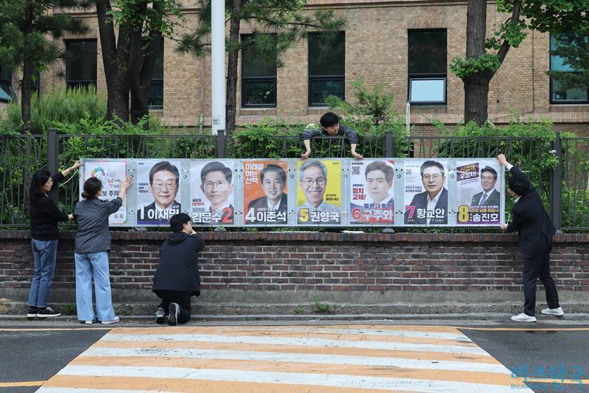 [단독] '엄중한 시국에…' 선관위, 대선후보 책자형 선거공보 교체해 논란