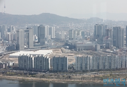 올해 세 번째로 정비사업 수주전을 성사시킨 용산정비창1구역(사진 우측)이 향후 공사비 분쟁을 방지하는 내용을 입찰 지침에 담은 것으로 나타났다. 사진= 박정훈 기자