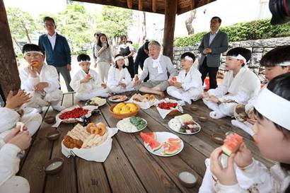 강호동 농협중앙회장은 농업박물관 홈페이지를 통해 사전 신청한 초등학교 3~4학년 어린이들과 함께 떡과 식혜로 구성된 새참을 나누며, 한 해의 풍년과 가족의 안녕을 기원했다. 사진=농협 제공