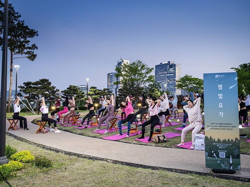 ‘당신을 기다리는 가장 특별한 강남이야기’ 2025 강남유닉투어가 22일(목) ‘별빛요가&작은음악회’를 시작으로 5개월간 삼성해맞이공원, 양재천 일대, 도산공원 등에서 진행된다. 사진=우먼센스 제공