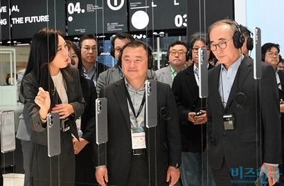 노태문 삼성전자 사장(가운데)이 지난 3월 스페인 바르셀로나에서 개막한 MWC 2025 부스를 둘러보고 있다. 사진=사진공동취재단