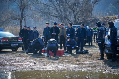 한샘 앞에 줄지어 나타나는 살인사건들의 공통점은 그때마다 이나에게 퍼즐 조각이 배달된다는 것뿐이다. 피해자들에겐 과연 어떤 공통점이 있는 걸까. 사진=월트디즈니컴퍼니코리아 제공