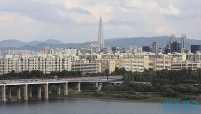 서울시 토지거래허가구역 확대 지정 이후 한 달 동안 확대 지정 지역 거래량이 크게 줄어든 반면 매매가격은 오히려 상승한 것으로 비즈한국 취재 결과 확인됐다. 사진은 서울 강남구 압구정현대아파트 전경. 사진=박정훈 기자.