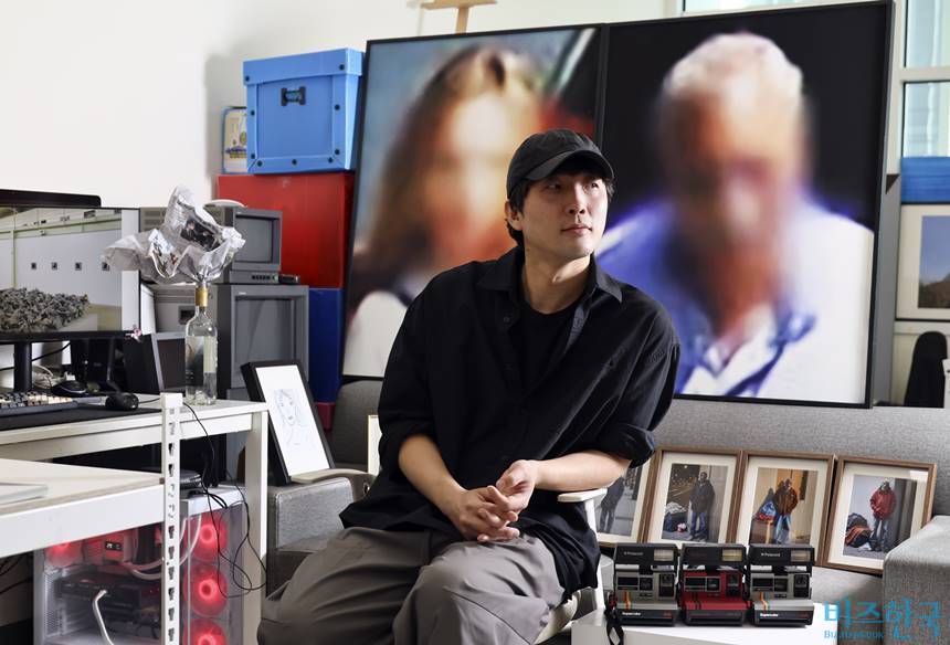 김호성 작가는 사진 작업으로 가상현실의 의미와 현실을 접목한다. 사진=박정훈 기자