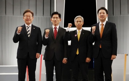 제21대 대통령 선거에 출마한 정당 후보들이 2차 토론회에 앞서 기념촬영을 하는 모습. 왼쪽부터 이재명 더불어민주당, 김문수 국민의힘, 이준석 개혁신당, 권영국 민주노동당 대선 후보. 사진=국회사진기자단