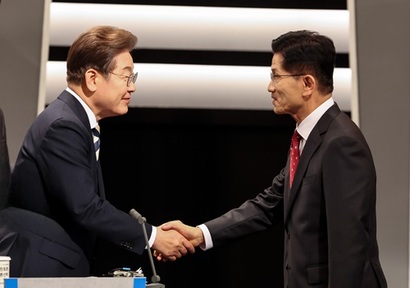 지난 23일 서울 영등포구 여의도 KBS 스튜디오에서 열린 제21대 대통령선거 후보자 토론회에 앞서 더불어민주당 이재명 대선후보(왼쪽)와 국민의힘 김문수 대선후보가 인사를 나누고 있다. 사진=국회사진기자단