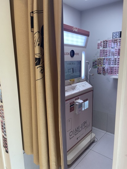 MZ세대 사이에서 셀프 사진 촬영이 인기를 끌면서 시장 경쟁이 치열해졌다. 셀프 사진관 대표 브랜드인 ‘인생네컷’은 지난해 실적이 크게 하락했다. 사진=박해나 기자