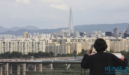 ​서울 강남구 압구정 아파트지구 전경. ​삼성물산이 주택사업본부 산하에 압구정사업소를 신설한 것으로 비즈한국 취재 결과 확인됐다. 사진=박정훈 기자