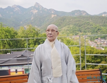 [인터뷰] '박근혜 당선·몰락 예언' 묘심 종정 "대통령 탄핵될 때마다 경제적 타격 엄청나"