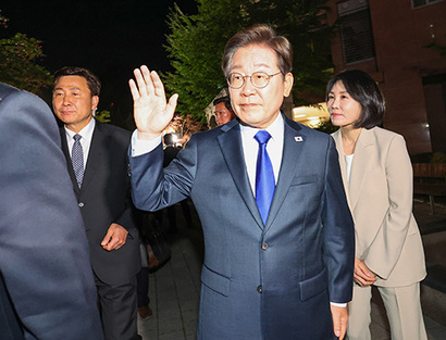 제21대 대통령 선거에서 당선이 확실시되는 더불어민주당 이재명 후보가 3일 밤 인천 계양구 자택을 나선 뒤 주민과 지지자들을 향해 인사하며 이동하고 있다. 사진=연합뉴스